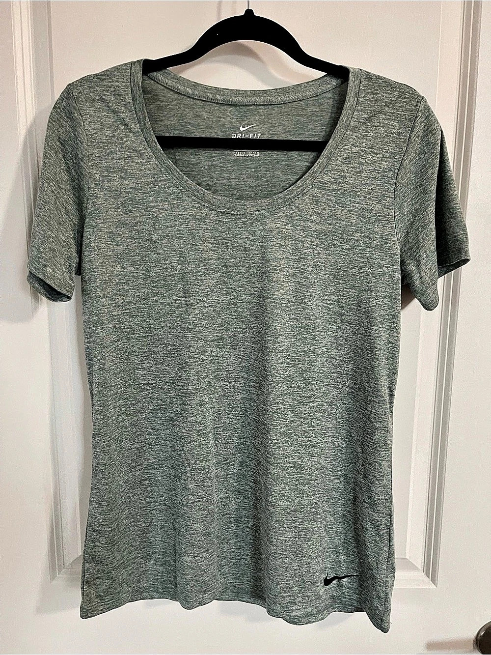 Nike Dri-FIT Short Sleeve Athletic Tee in Green Size Medium